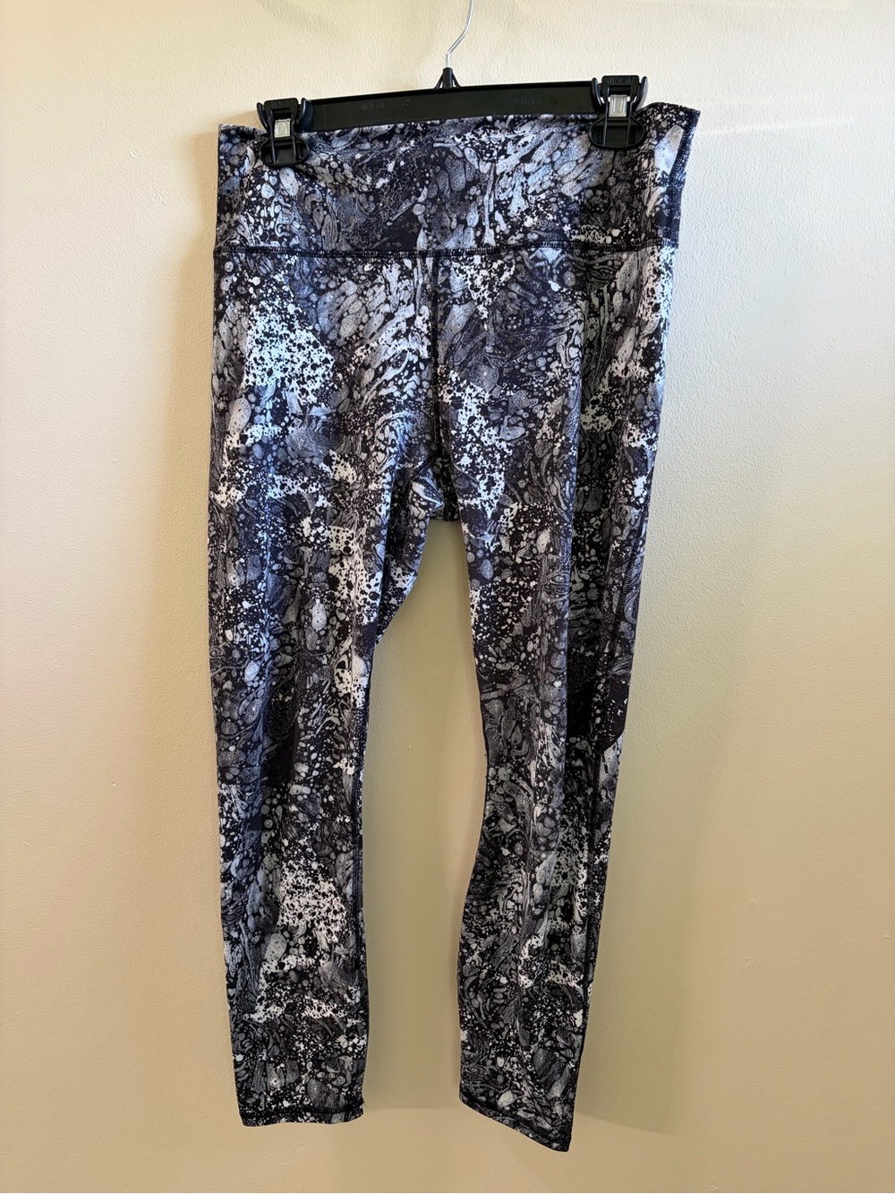 Women's Marble-Print Leggings in Black and White